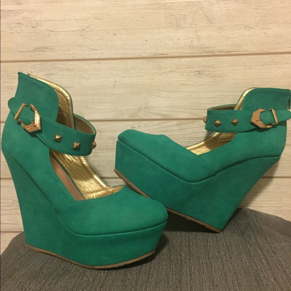🚫SOLD🚫 Blue/Green Heels w/ Gold Stud Detail